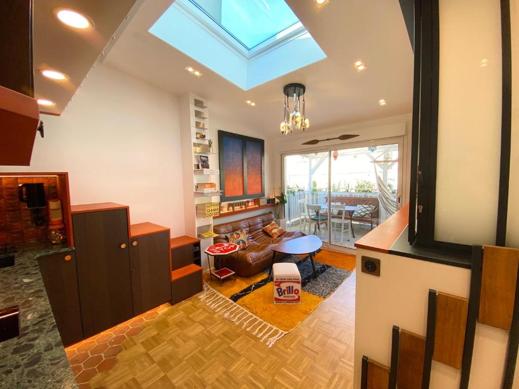 - un salon avec une lucarne au plafond dans l'établissement Calme absolu et terrasse à Bastille, à Paris