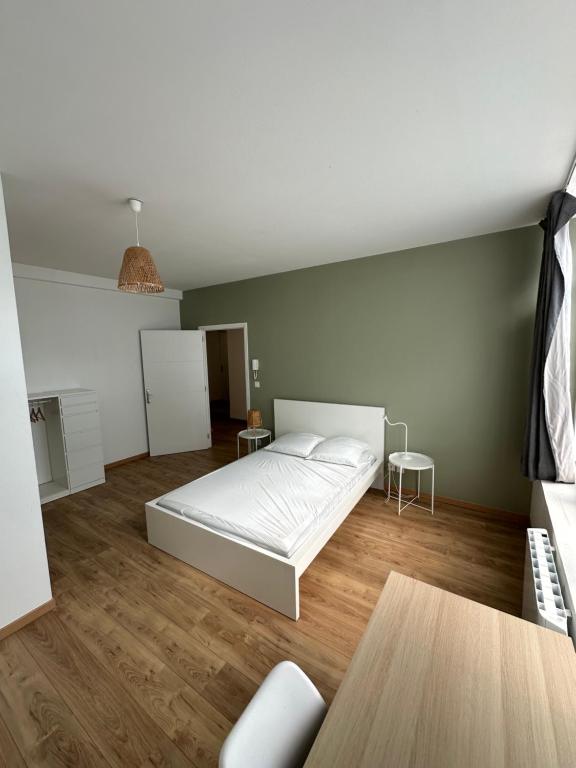 Postel nebo postele na pokoji v ubytování Chambre 25m2, SDB PV, 3 pers, Centre, 160m2, WIFI