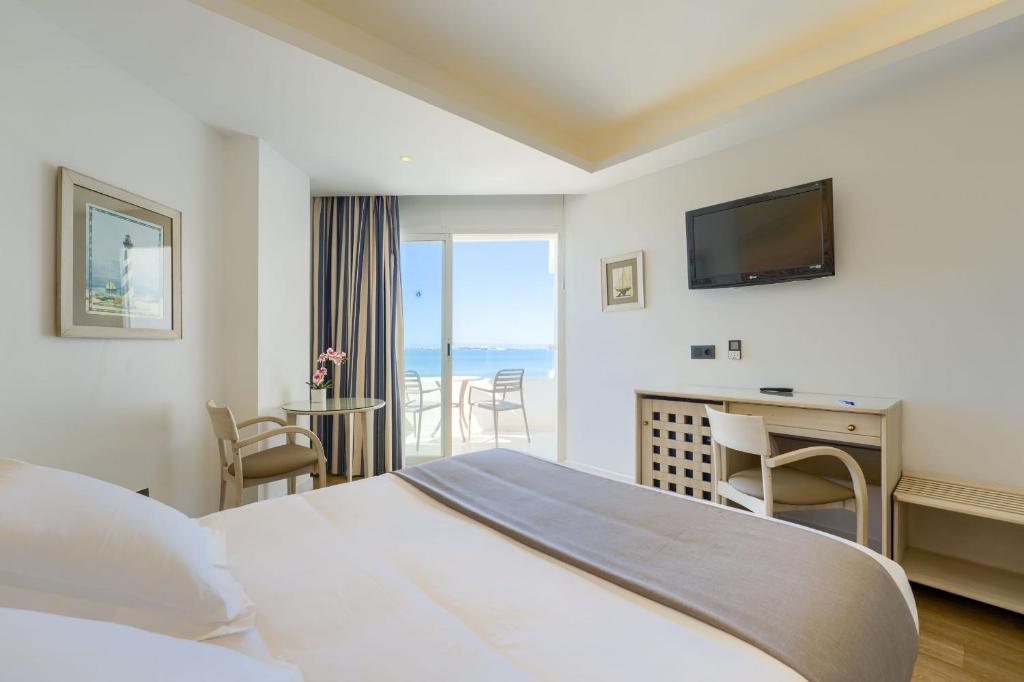 Postel nebo postele na pokoji v ubytování Hotel Puerto Bahía & Spa