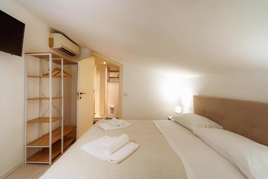 Postel nebo postele na pokoji v ubytování HOTIDAY Room Collection - Ortigia Opera