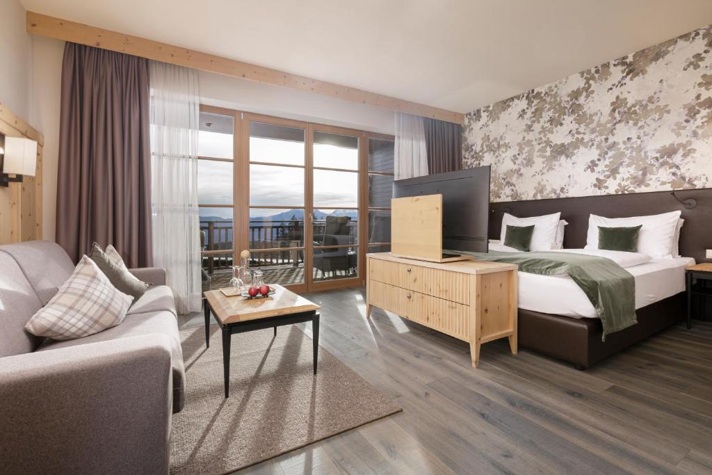 Postel nebo postele na pokoji v ubytování Hotel Chalet Mirabell