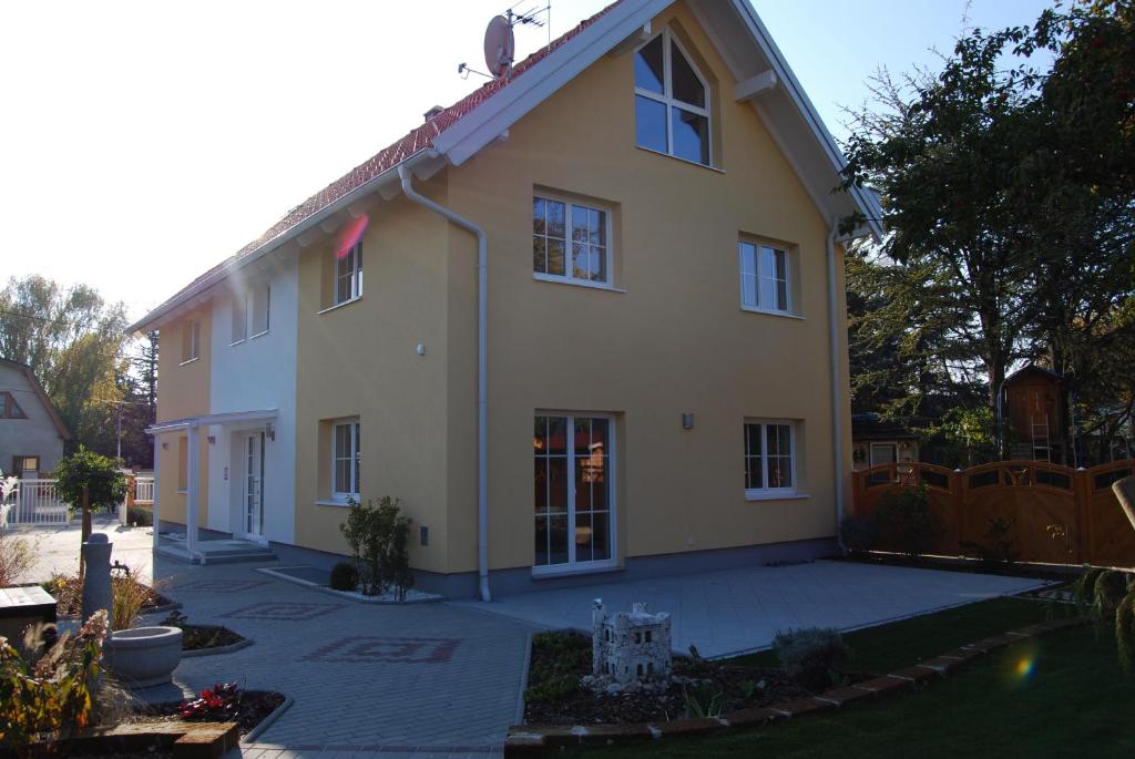 ein großes gelbes Haus mit einem Innenhof davor in der Unterkunft Appartement Florian in Wien