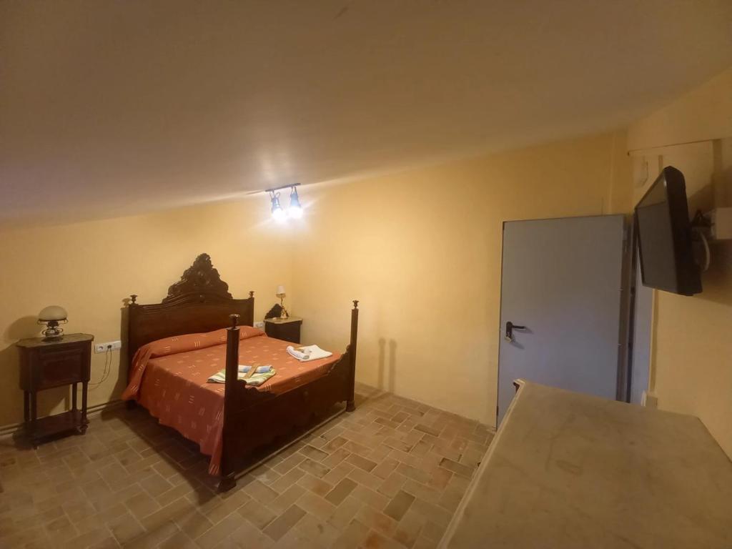A bed or beds in a room at Hostal Rural Mas Blanc
