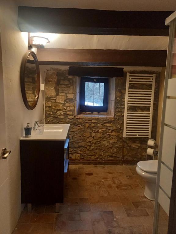 A bathroom at Hostal Rural Mas Blanc