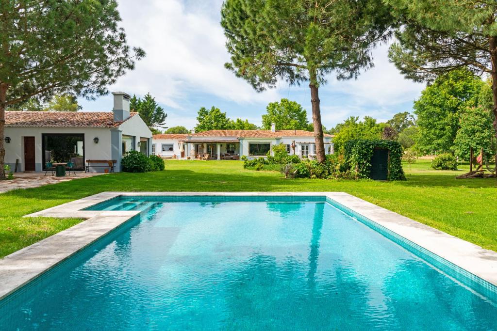 una piscina nel cortile di una casa di Lugar das Sesmarias a Pinhal Novo