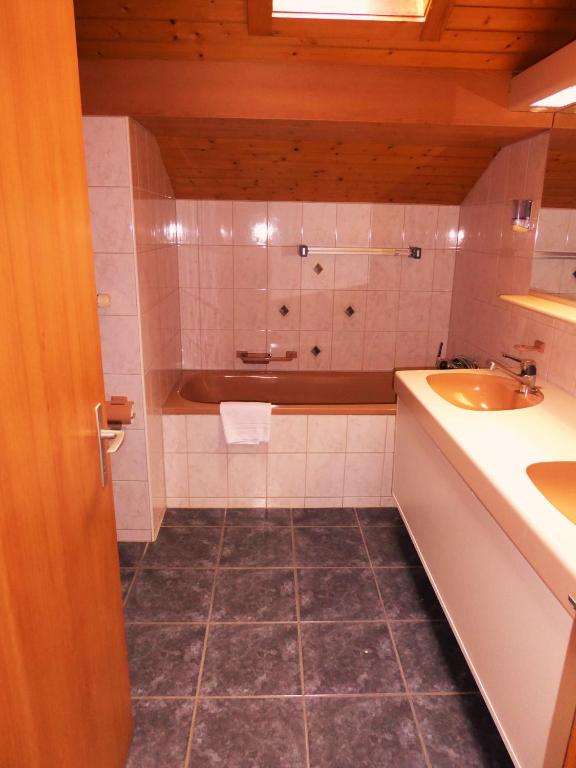 Bagno di Hotel Tell and Apartments