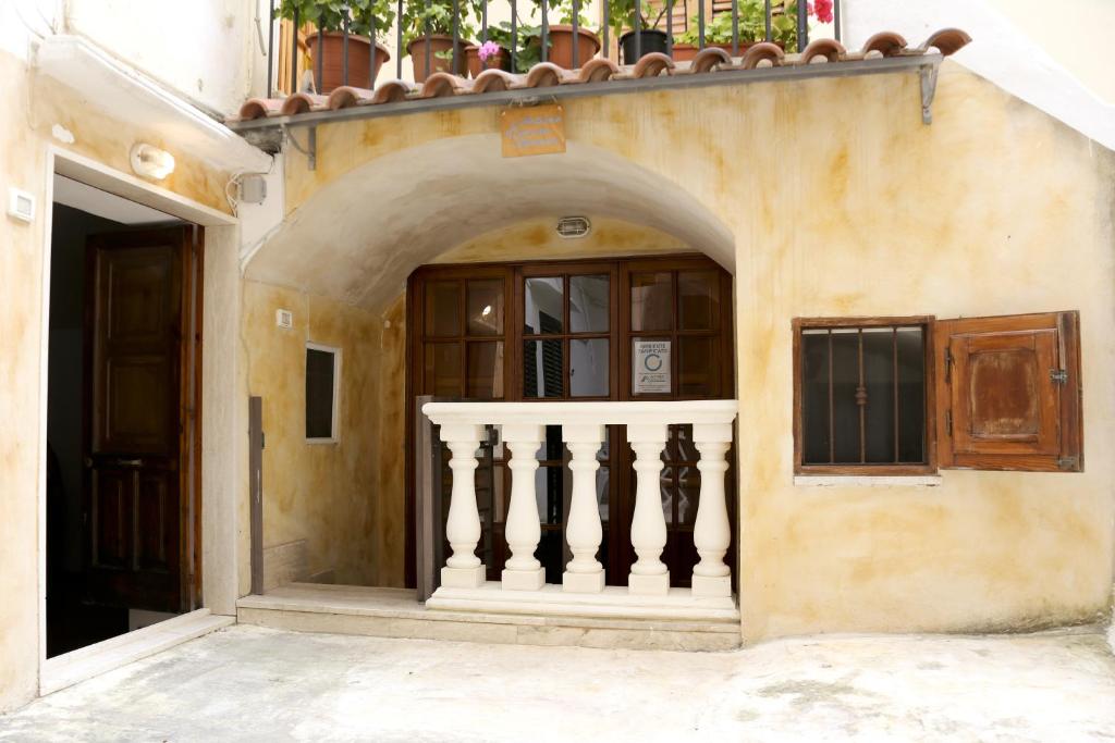an entrance to a building with a balcony at Corte Micetti 2- Centro storico in Gallipoli