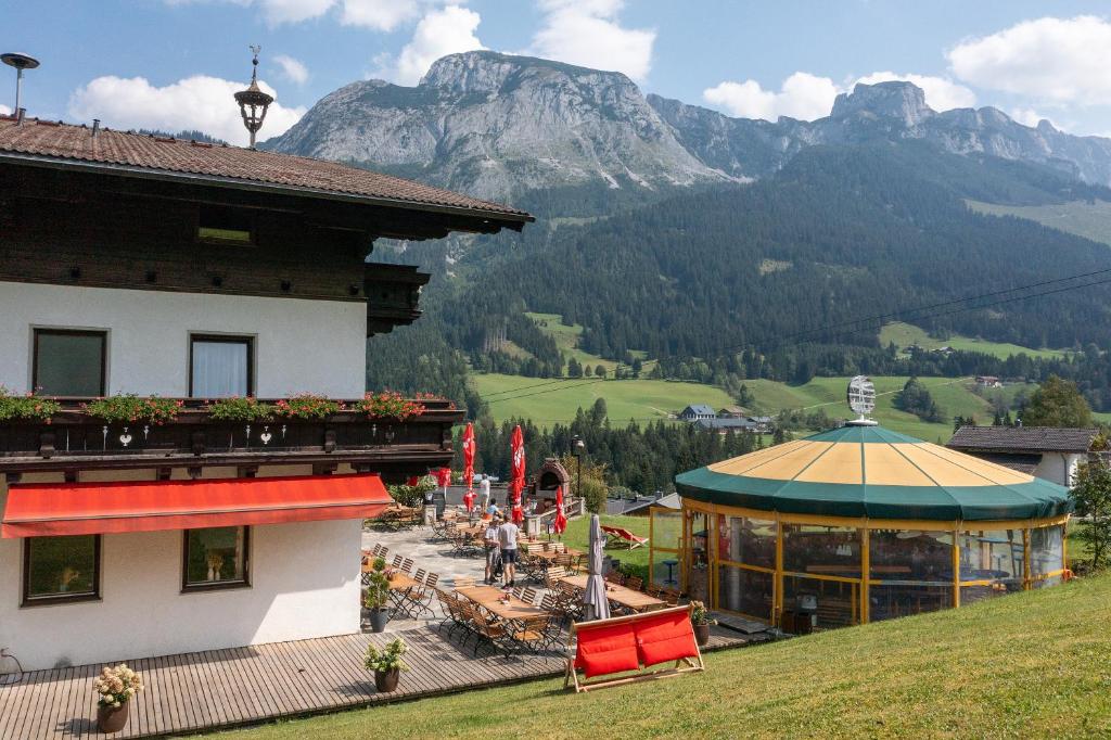 Nespecifikovaný výhled na hory nebo výhled na hory při pohledu z hotelu