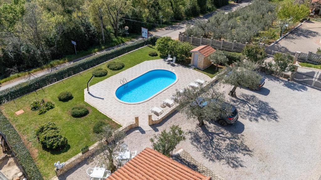 - une vue sur la piscine dans la cour dans l'établissement Casa Jelena with Shared Pool, à Kaštelir