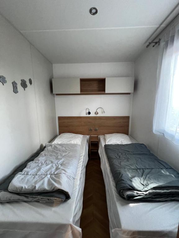 Postel nebo postele na pokoji v ubytování Camping Del Mar 10, Mobil home Petit Paradis, 6 personnes, Bord de mer, Camping Del Mar Village