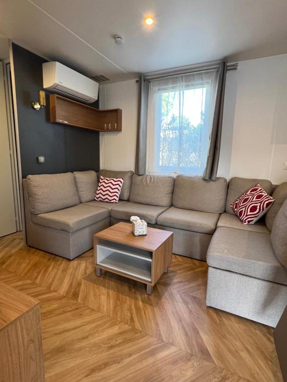 Posezení v ubytování Camping Del Mar 10, Mobil home Petit Paradis, 6 personnes, Bord de mer, Camping Del Mar Village