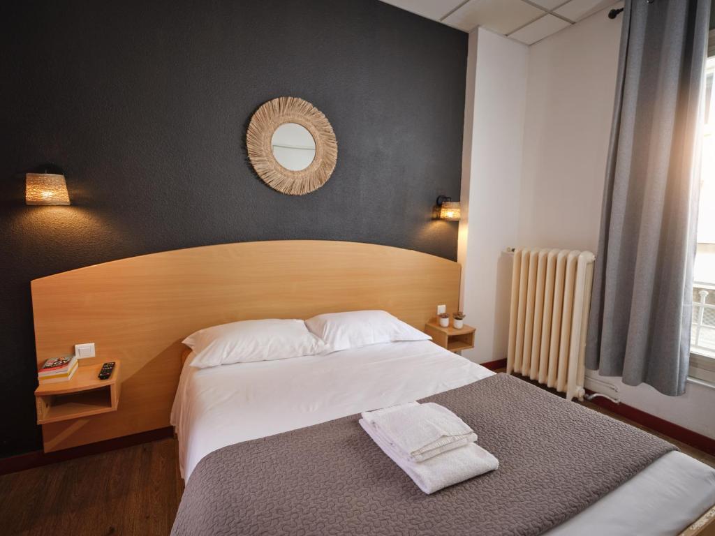 Postel nebo postele na pokoji v ubytování Hôtel de Lyon