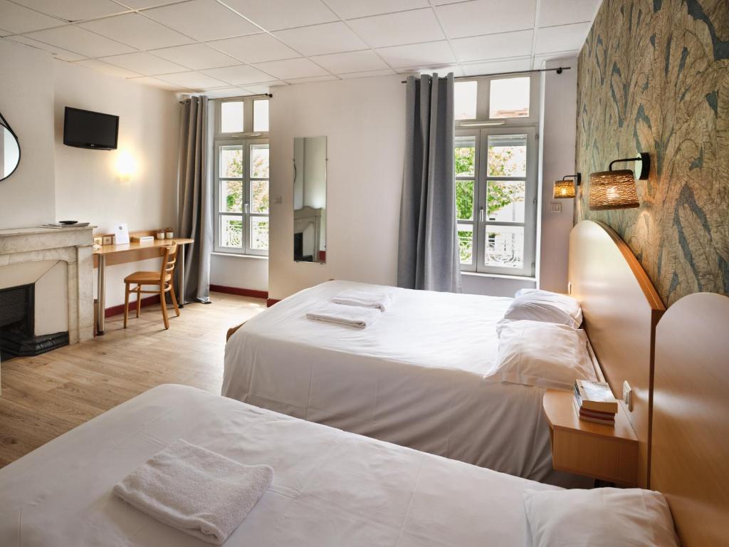 Postel nebo postele na pokoji v ubytování Hôtel de Lyon