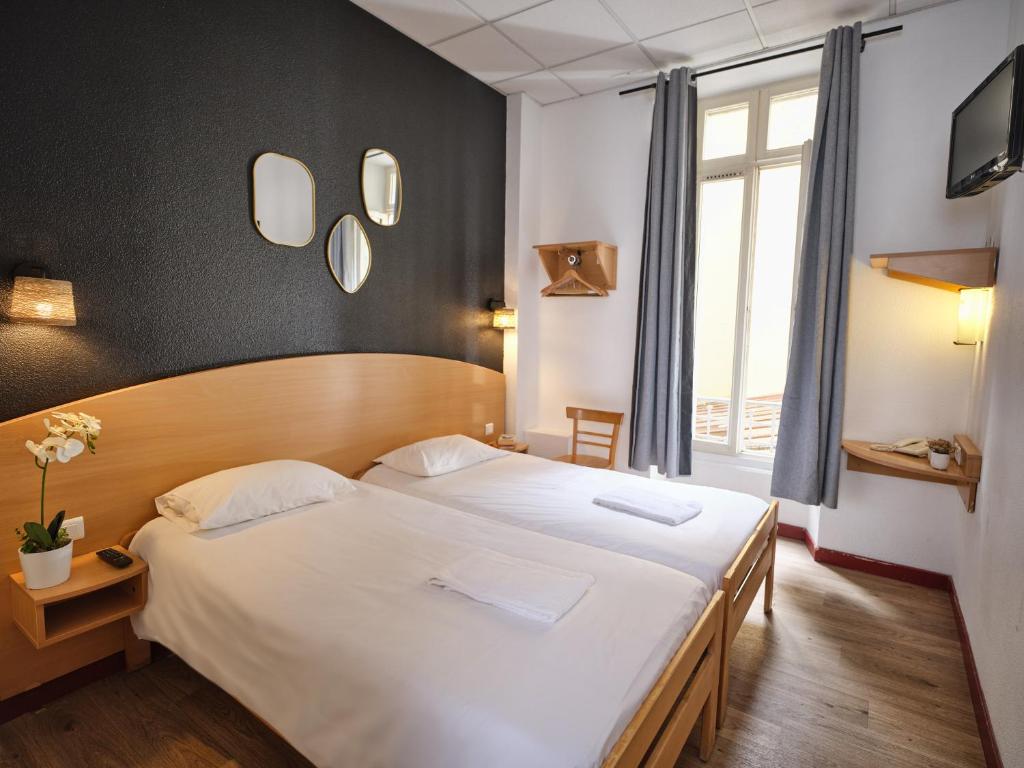 Postel nebo postele na pokoji v ubytování Hôtel de Lyon