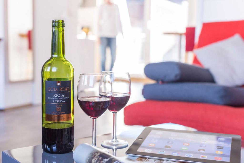 a bottle of wine and two glasses on a table at Apartment11 Thüringer in Cologne