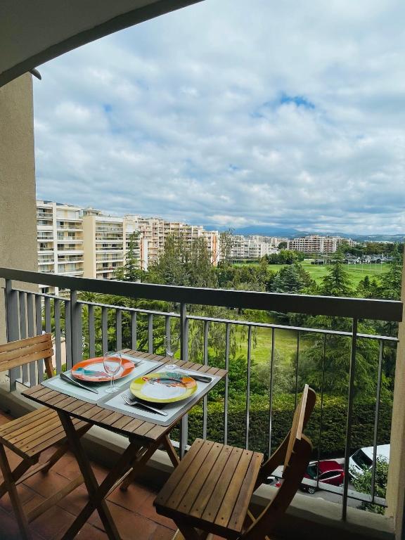 une table et des chaises sur un balcon avec vue dans l'établissement Grand studio calme avec piscine - Mandelieu, à Mandelieu-la-Napoule