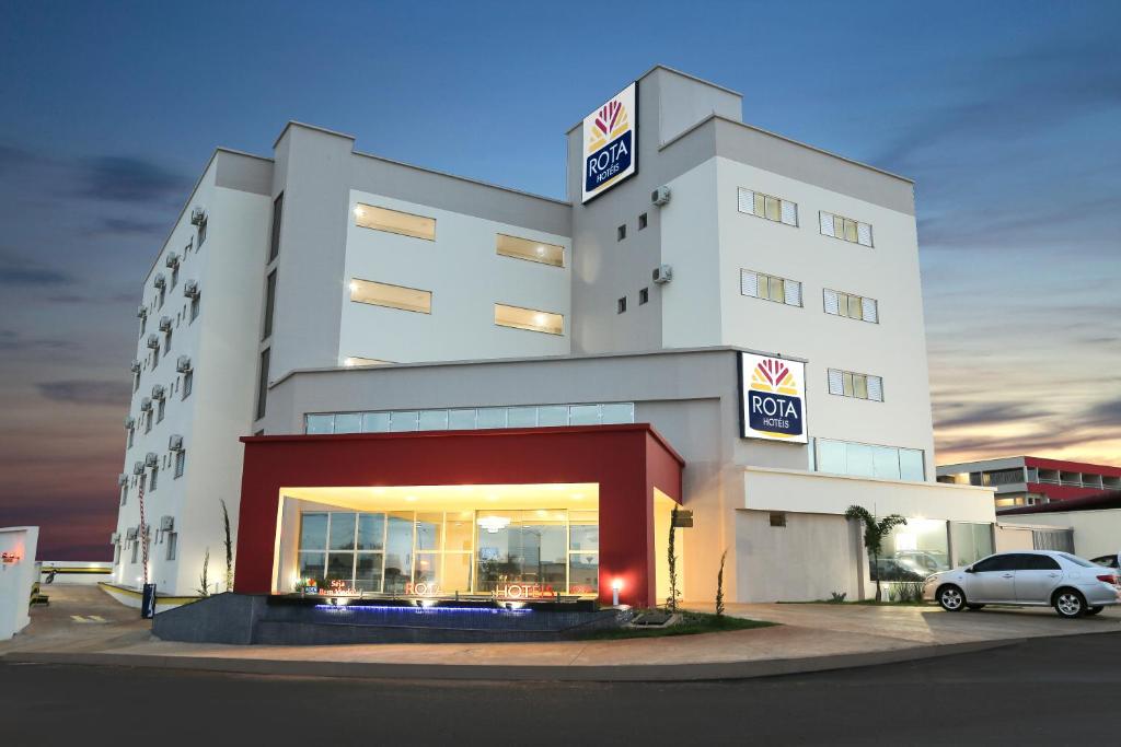 伊通比亞拉的住宿－羅塔伊圖比亞拉酒店，前面有停车场的酒店