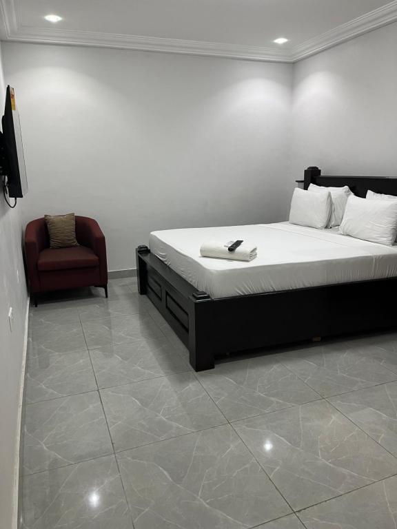 Postel nebo postele na pokoji v ubytování Aklin Hotel