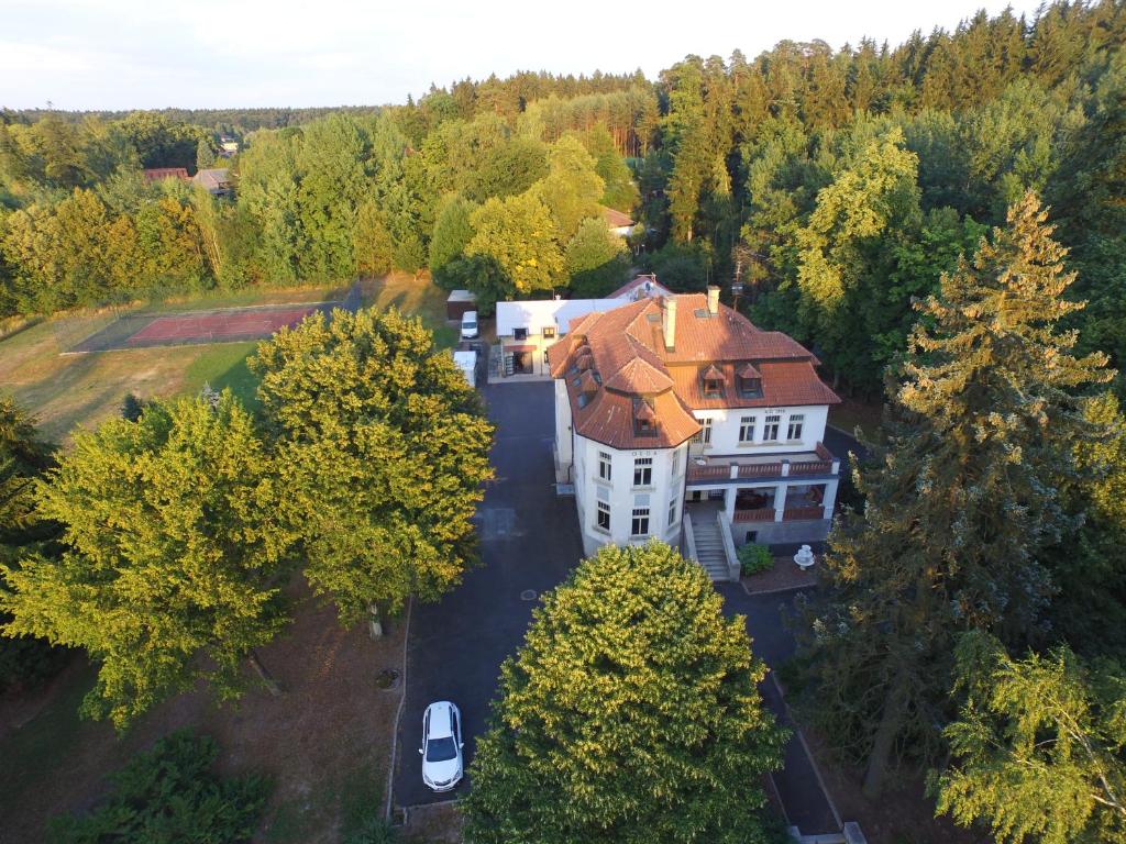 une vue aérienne sur une grande maison avec un toit rouge dans l'établissement Vila Olga, à Jevany