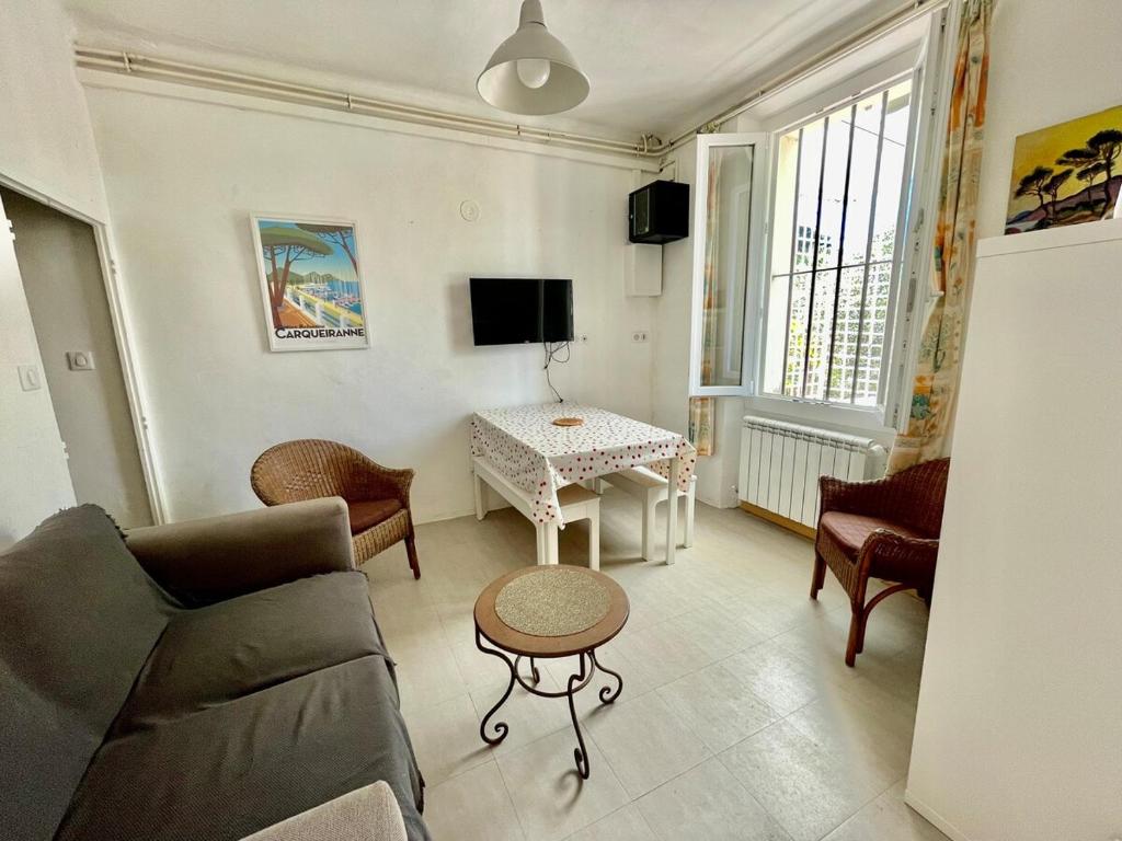 un salon avec un canapé et une table dans l'établissement Maison Familiale - Plage privée, à Carqueiranne