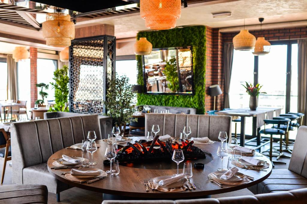a dining room with a table and chairs at Amsterdam Hotel in Belgrade