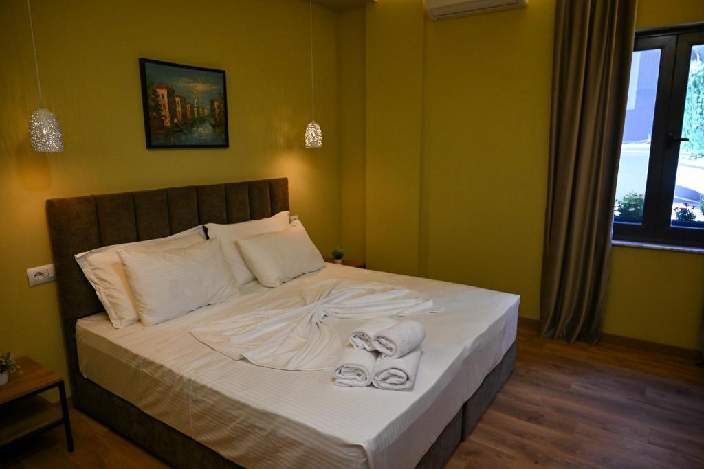 Postel nebo postele na pokoji v ubytování Kuta's City Center