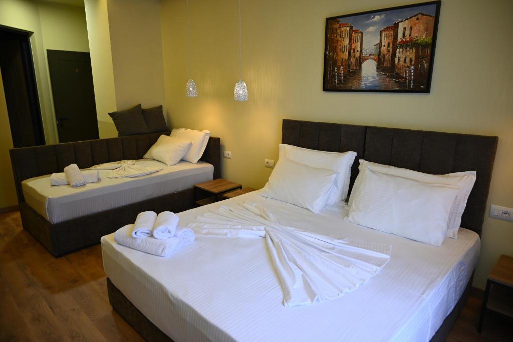Postel nebo postele na pokoji v ubytování Kuta's City Center
