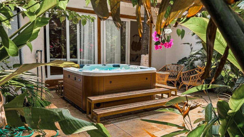 Сад в Thalassa Beach Boutique Resort