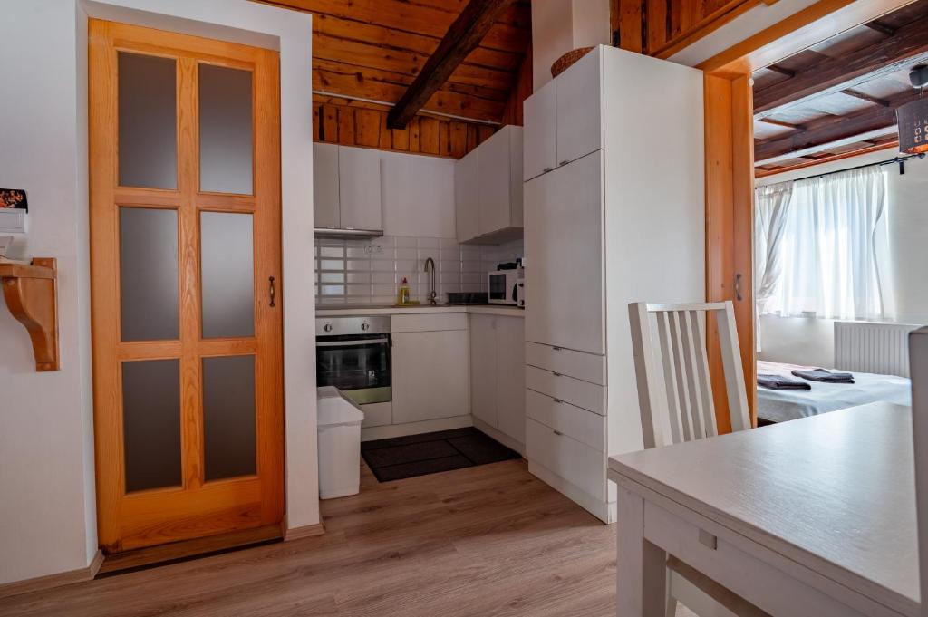 Kuchyň nebo kuchyňský kout v ubytování Förhénc Wine House & Guesthouses I-II-III