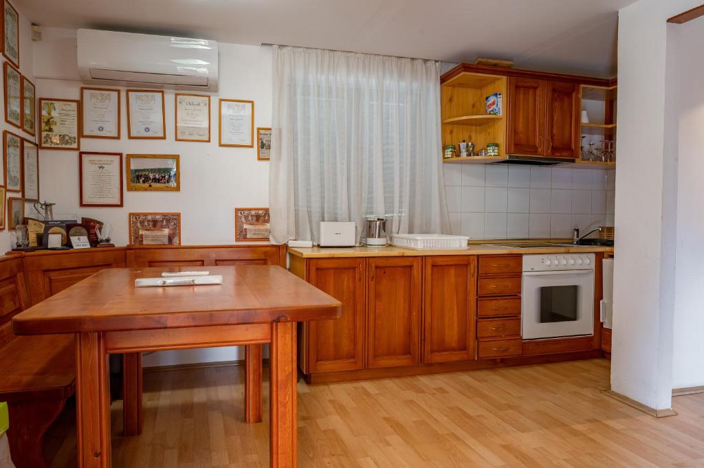 Kuchyň nebo kuchyňský kout v ubytování Förhénc Wine House & Guesthouses I-II-III
