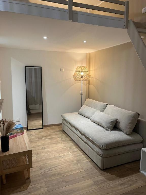 un salon avec un canapé et une table dans l'établissement Studio 3-4 personnes proche du port, à Nice