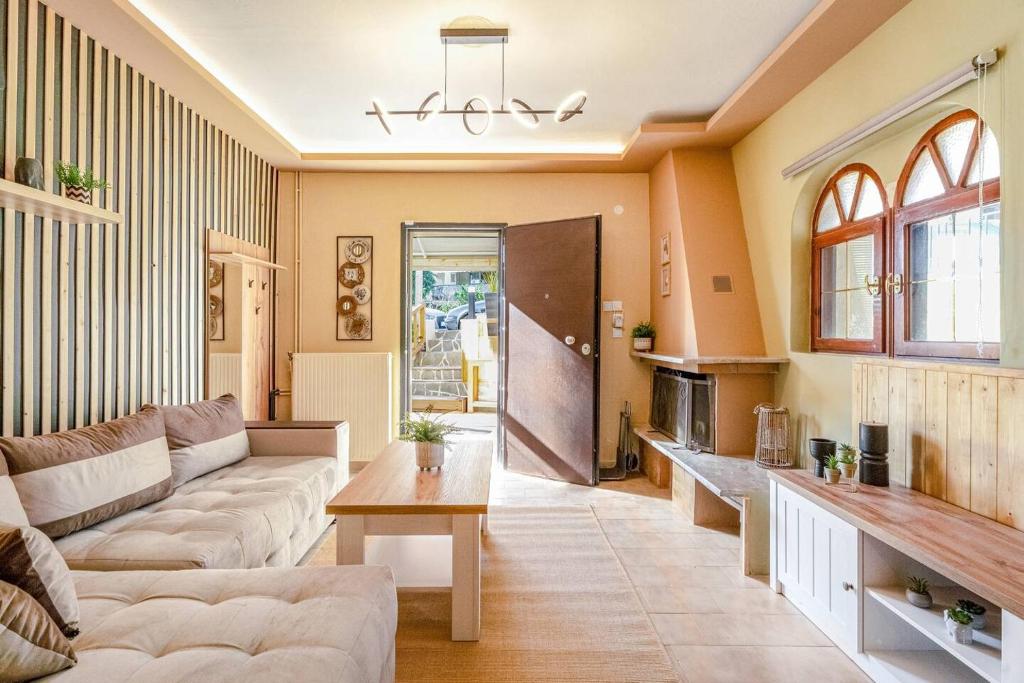 JK 7towers 1894 Cozy Maisonette -100m2 - Old City في سلانيك: غرفة معيشة بها أريكة وطاولة