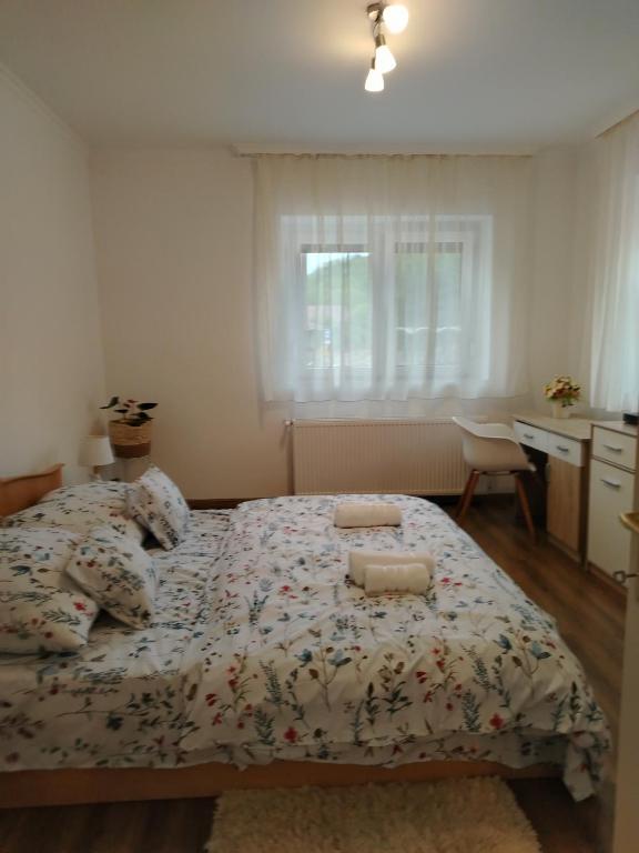 Postel nebo postele na pokoji v ubytování Kaptárkő Apartmanház