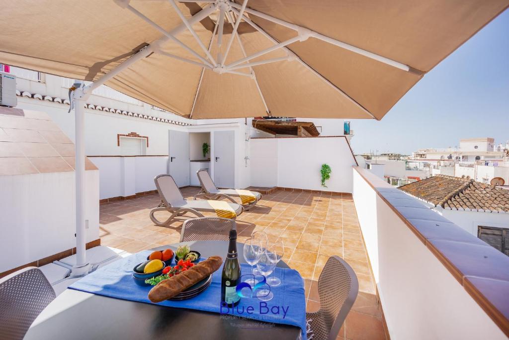 una mesa con un plato de comida en la parte superior de un balcón en La Soleá Historic Center, en La Herradura