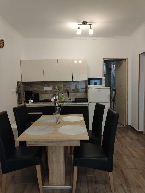 Kuchyň nebo kuchyňský kout v ubytování Kaptárkő Apartmanház
