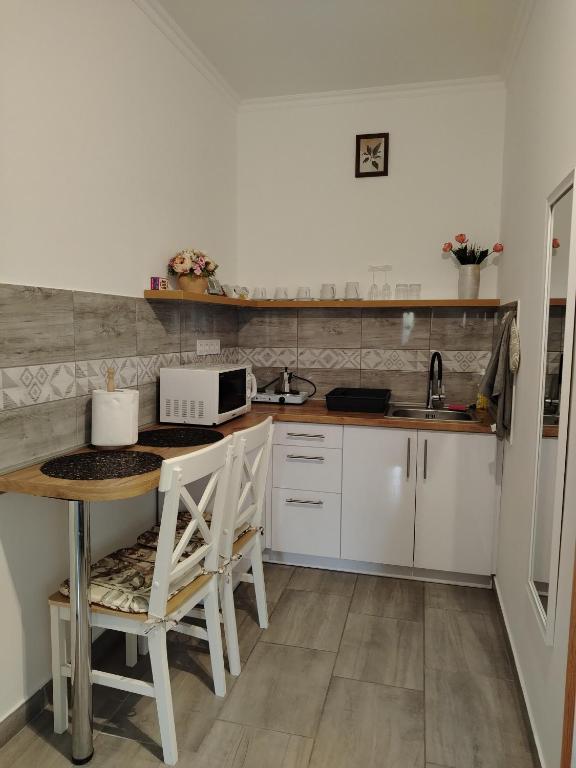 Kuchyň nebo kuchyňský kout v ubytování Kaptárkő Apartmanház