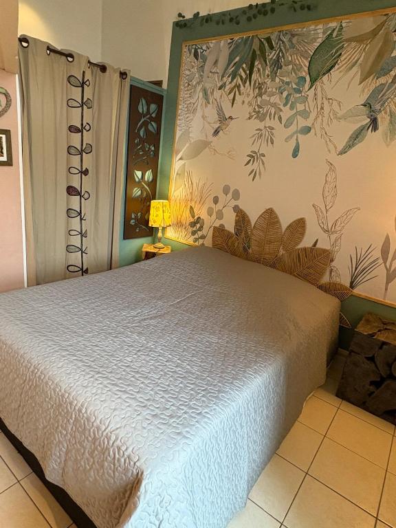 une chambre avec un lit avec un couvre-lit blanc dans l'établissement Valras-Plage 6 personnes à Deux Pas de la Mer, à Valras-Plage