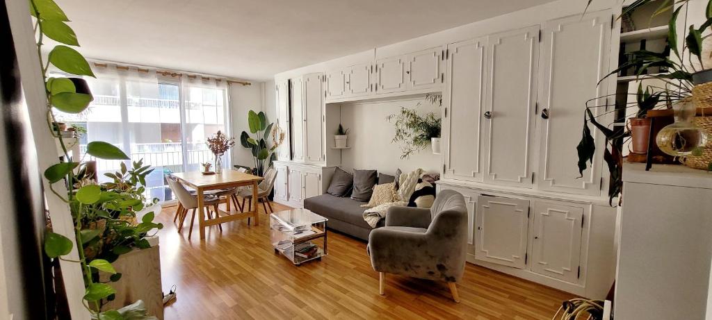 un salon avec un canapé et une table dans l'établissement 2-room apartment with balcony Montparnasse, à Paris