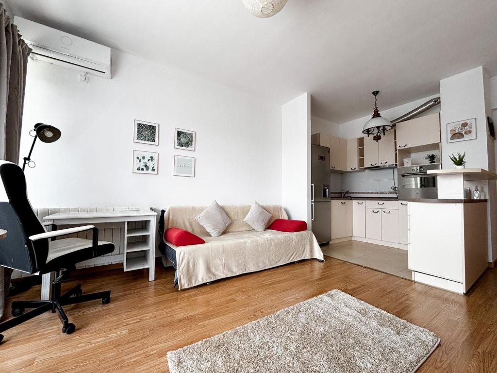 un salon avec un canapé et un bureau et une cuisine dans l'établissement Viva La Vida By Iulius Mall, à Someşeni