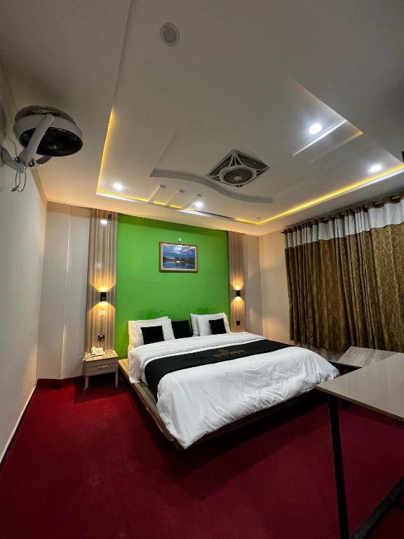 Rúm í herbergi á Skardu Midway Hotel