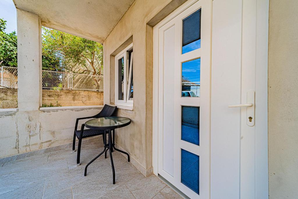 Rõdu või terrass majutusasutuses Rooms & Apartments Mirakul