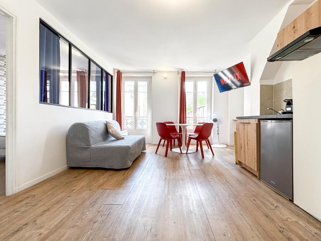 une cuisine et un salon avec une table et des chaises dans l'établissement Nets Inn Apartments - La Villette, à Paris