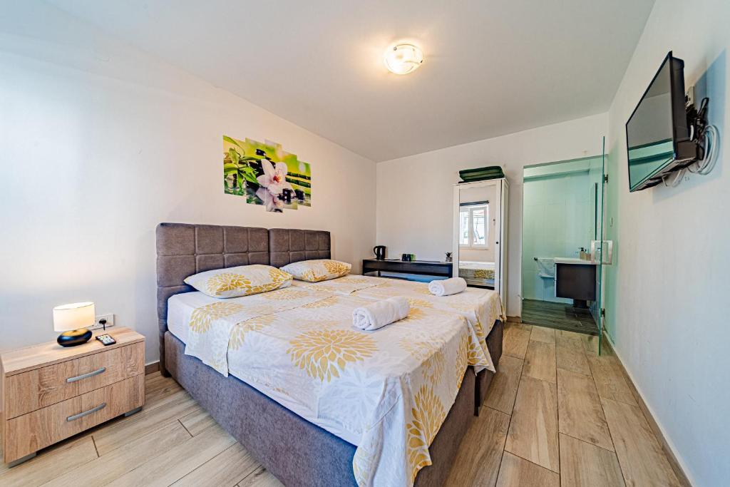 Voodi või voodid majutusasutuse Rooms & Apartments Mirakul toas