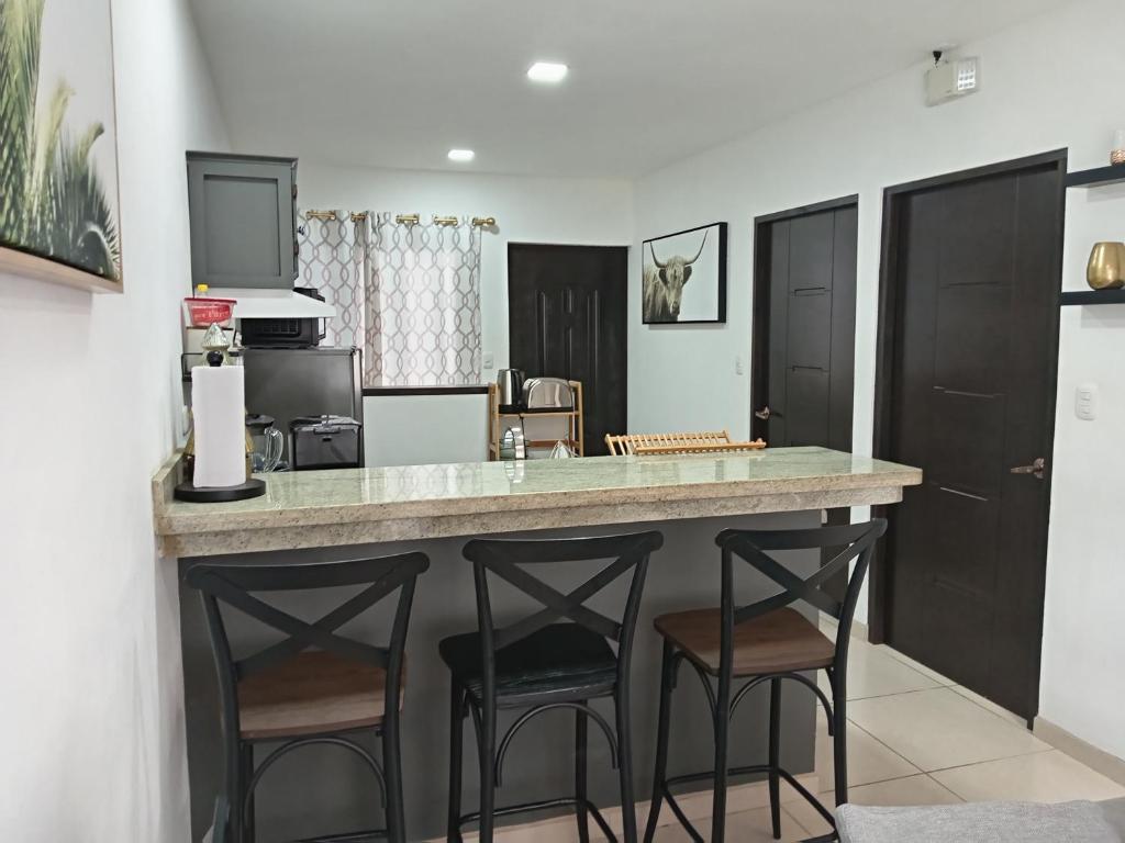 Kuchyň nebo kuchyňský kout v ubytování cr.arenalapartmets #2 hermoso lugar con parqueo