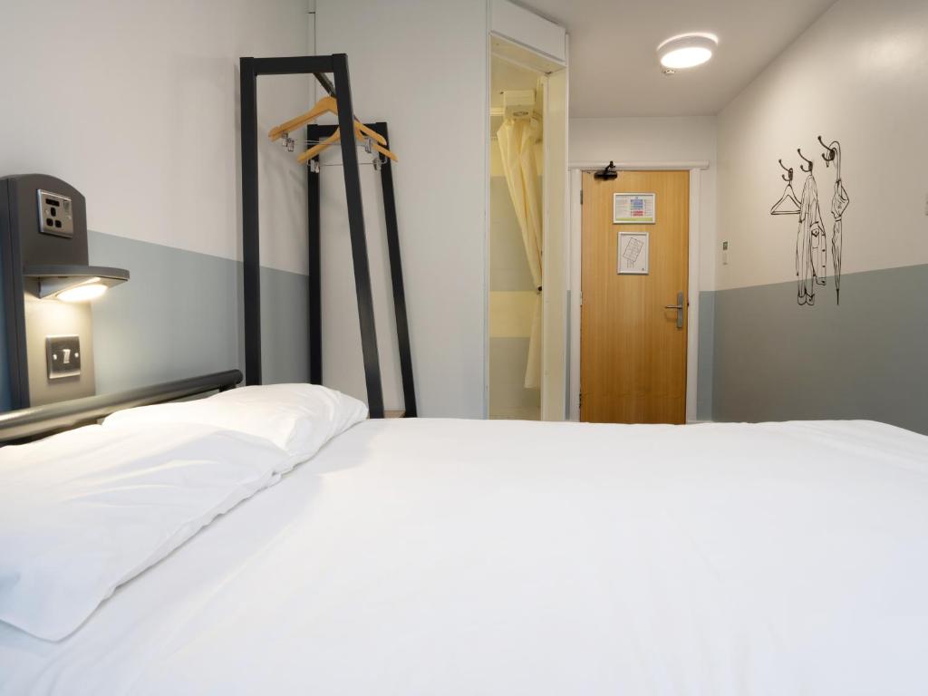 Postel nebo postele na pokoji v ubytování YHA Manchester