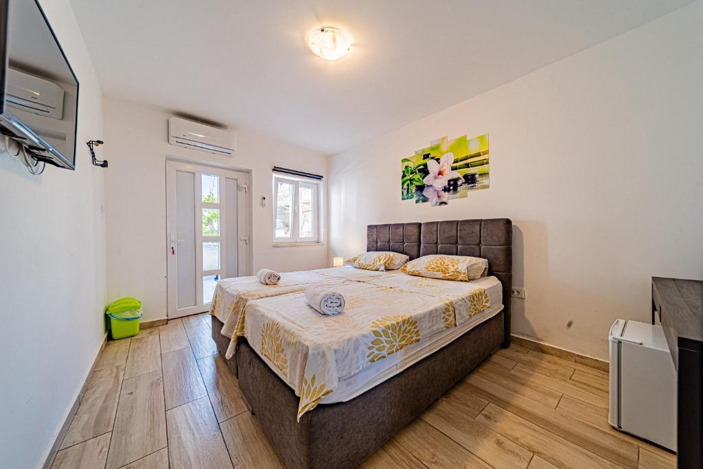 Voodi või voodid majutusasutuse Rooms & Apartments Mirakul toas