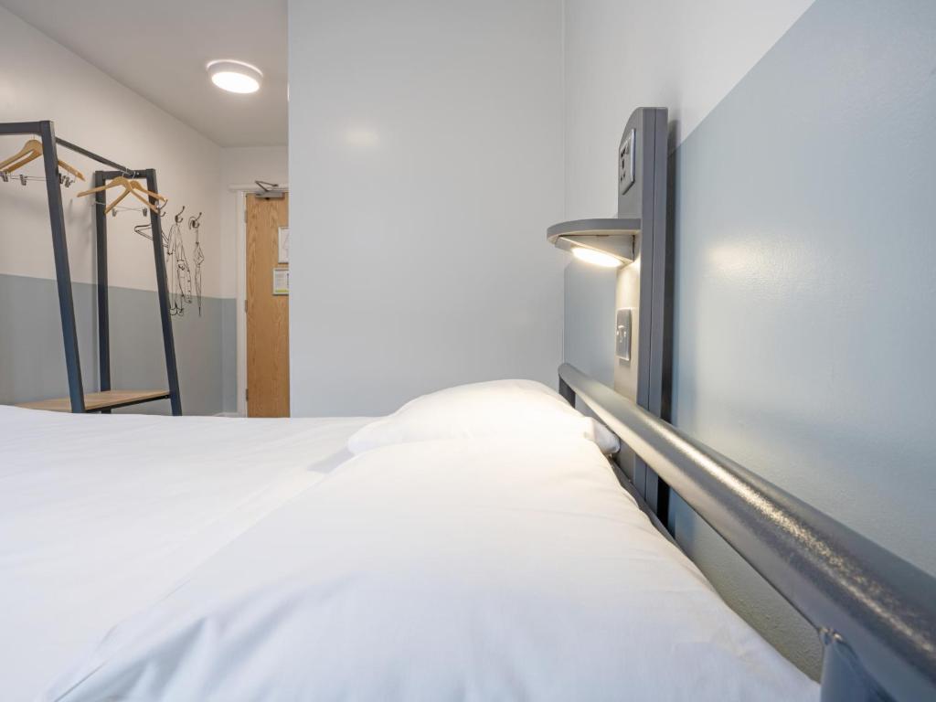 Postel nebo postele na pokoji v ubytování YHA Manchester