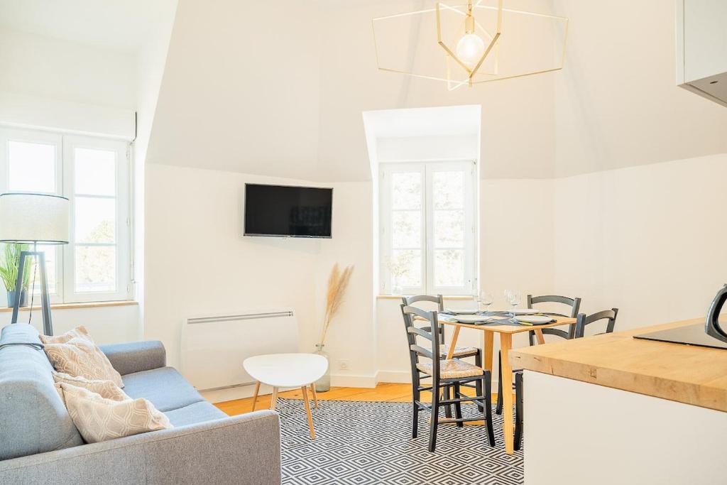 un salon avec un canapé et une table dans l'établissement Emeraude - Superbe t2 lumineux - refait à neuf, à Dinard
