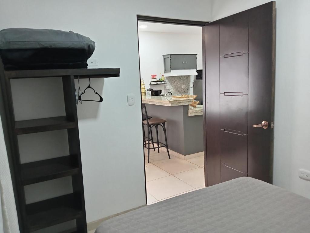 Kuchyň nebo kuchyňský kout v ubytování cr.arenalapartmets #2 hermoso lugar con parqueo