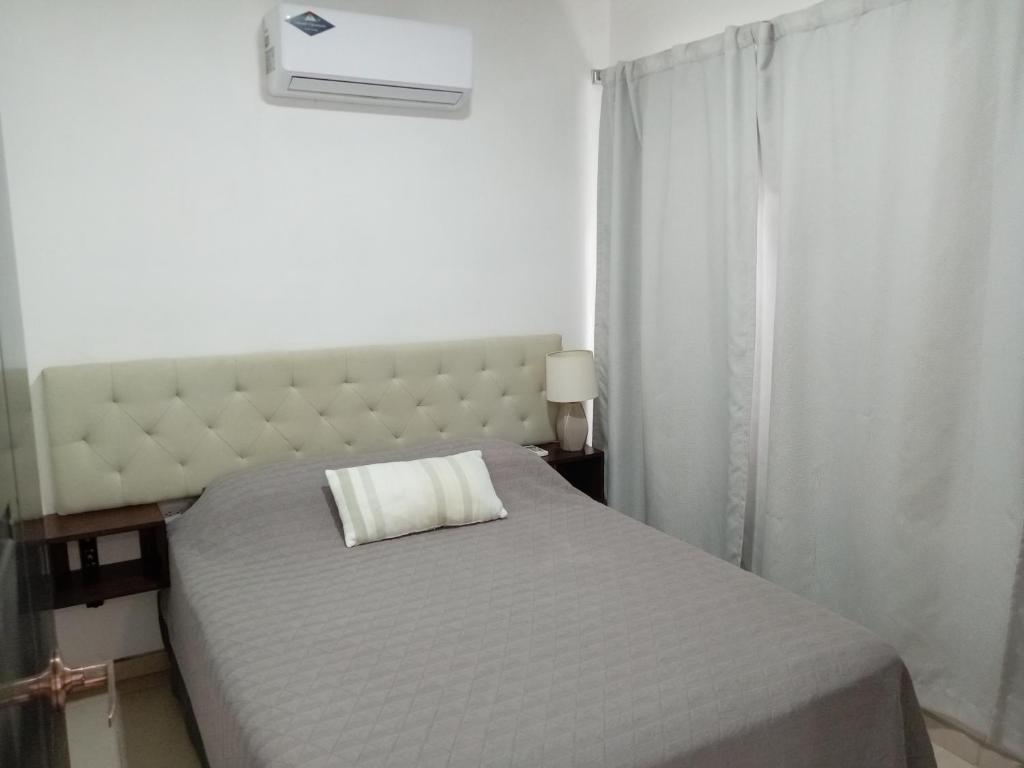 Postel nebo postele na pokoji v ubytování cr.arenalapartmets #2 hermoso lugar con parqueo